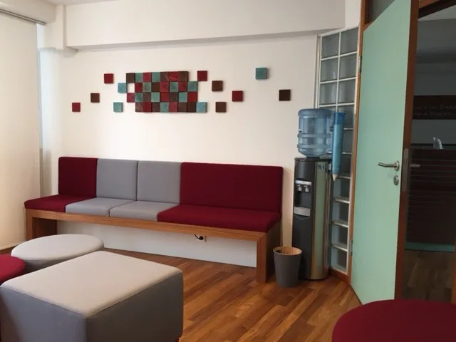 Wartezimmer mit Wasserspender